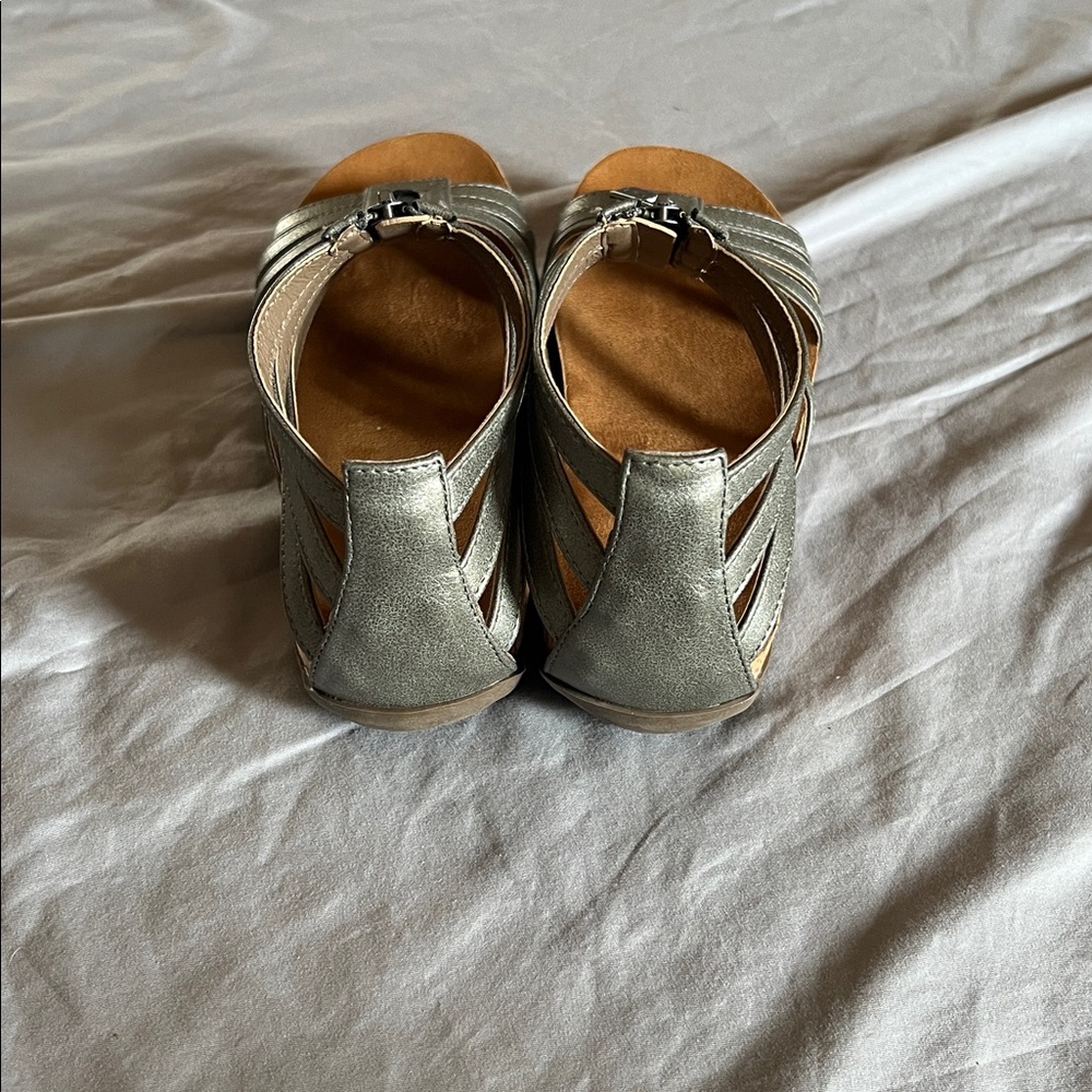 Bear paw Layla gladiator sandal. Size 9 metallic gray brown. - Picture 5 of 6